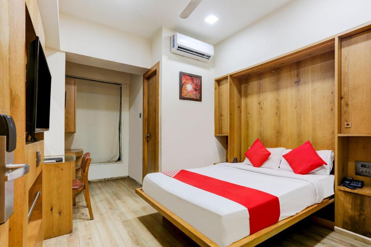 Oyo 81549 Hotel Elegance Nx Мумбаи Экстерьер фото